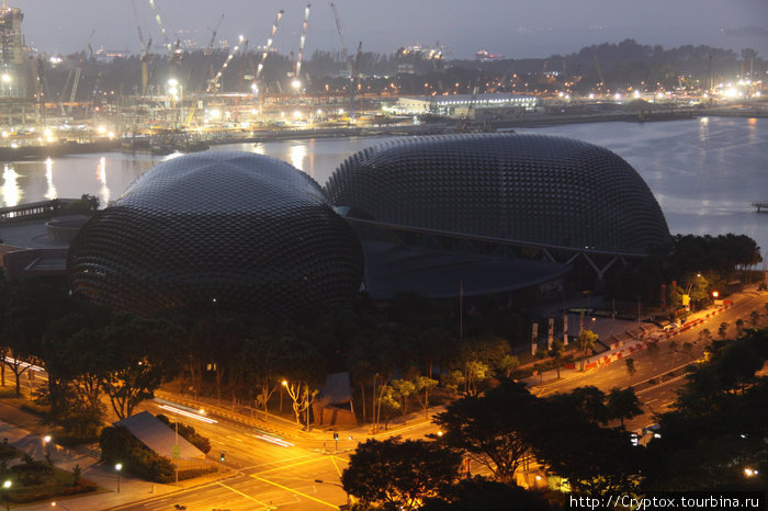 Театрально-концертный комплекс в виде двух микрофонов Сингапур (город-государство)