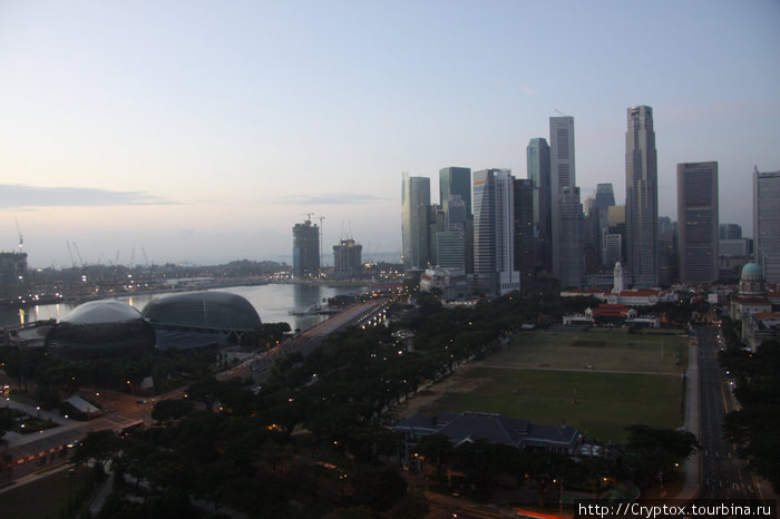 В центре современного квартала — старое крикетное поле, построенное еще англичанами Сингапур (город-государство)