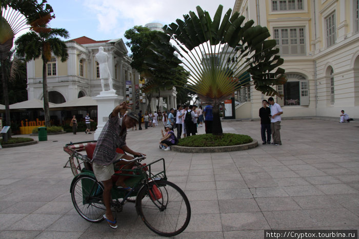 Рикша у памятника основателю Сингапура — Раффлзу Сингапур (город-государство)