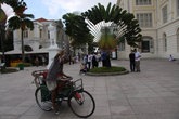 Рикша у памятника основателю Сингапура — Раффлзу
