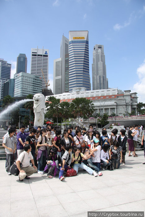 Китайцы у символа Сингапура — морского Льва Сингапур (город-государство)