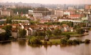 На переднем плане Троицкое предместье — исторический район Минска, расположенный на северо-востоке центральной части города на левом берегу реки Свислочь.