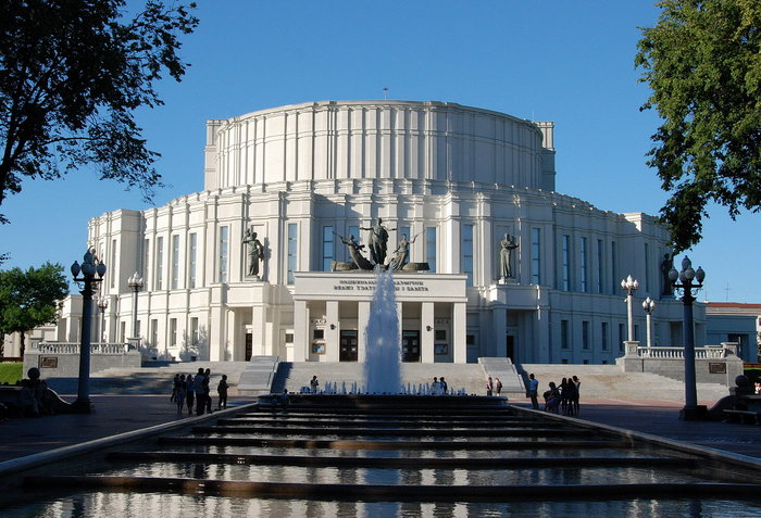 Национальный академический Большой театр оперы и балета Республики Беларусь — единственный оперный театр и крупнейший театр в Республике Беларусь, главная музыкальная и театральная сцена страны. Минск, Беларусь