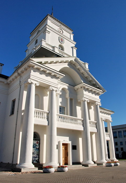 Минская городская ратуша — административное здание в центральной части, на Высоком Рынке, построенно в 1600 году. На ратушной башне находились часы, что для того времени было большой ценностью.