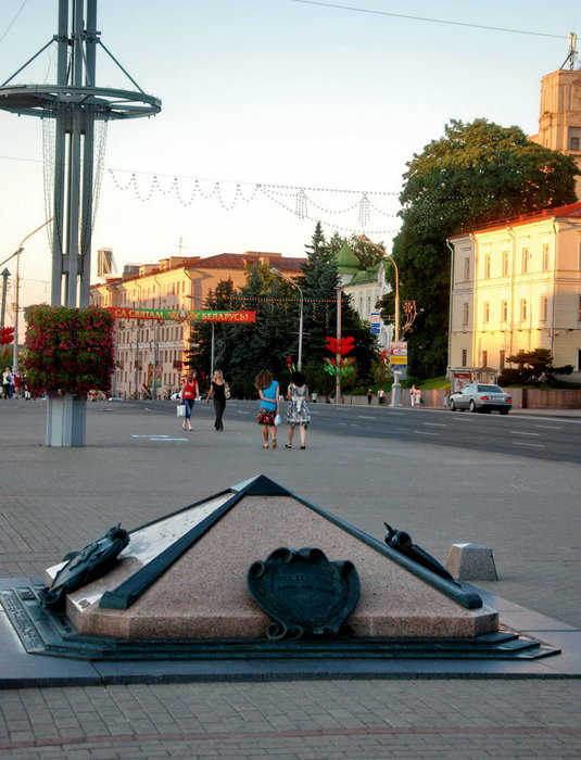 Нулевой километр — во многих странах мира особый знак в центре столицы, символизирующий начальную точку отсчёта дорожных расстояний. Минск, Беларусь