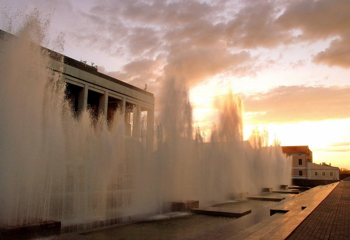 Самый большой в городе фонтан — состоит из 1300 струй. Минск, Беларусь