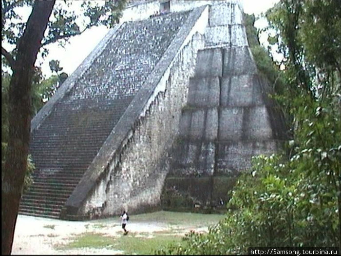 Что бы понять размеры пирамиды,посмотрите на человека на фото. Гондурас