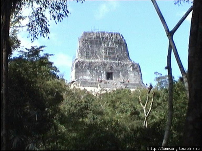 На верху можно увидеть бесконечные джунгли и торчащие из них пирамиды,ну и ,наверное,подумать,посидеть,о чём-то о своем. Гондурас