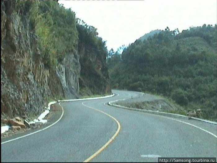Пора двигаться дальше.На фото горная дорога,справа видна велодорожка. Гондурас