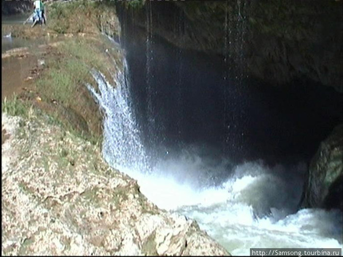 Semuk Сhampey это река.В том месте,где мы оказались,река виляющая среди гор,уходила в землю,проваливаясь в,не очень большую дыру. Гондурас