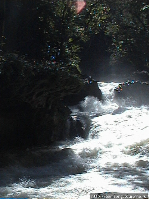 Метров через семьсот река бурным потоком вырывалась из под земли. Гондурас