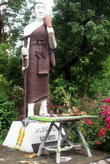 Статуя монаха
