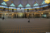Внутри мечети. Кстати, смотреть внутри мечетей абсолютно нечего.