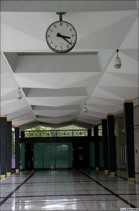 Часы с арабскими цифрами. Куала-Лумпур, Малайзия