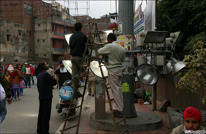Для замены лампочек верняя часть опускается на тросах. Индия