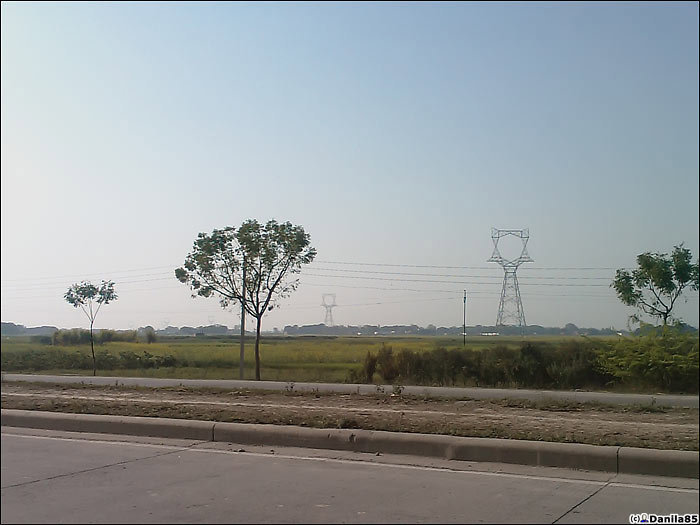 3 нитки, ЛЭП строится и на этом участке провода ещё не подвешены. Индия