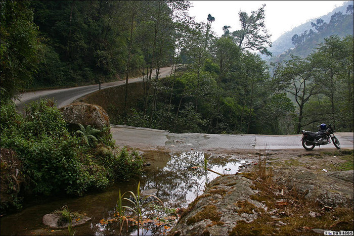 Для пропуска рек и ручьёв трубы под дорогой не прокладывают, а делают выемку, по которой вода перетекает через дорогу. Непал
