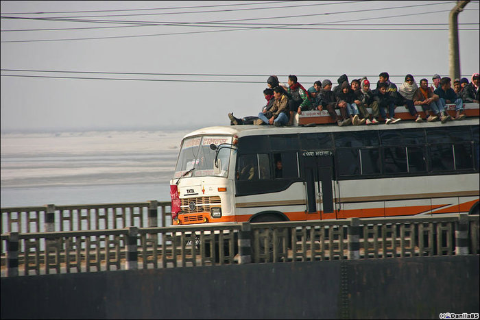 Автобус на плотине.