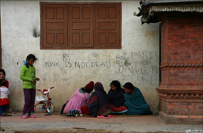 смешные надписи Punk not dead Патан (Лалитпур), Непал