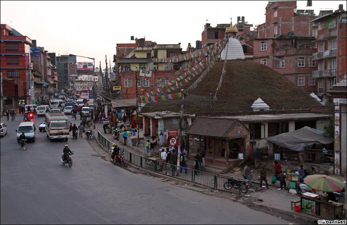 Ступа из земли, простой, быстровозводимый и экономичный вариант. Патан (Лалитпур), Непал