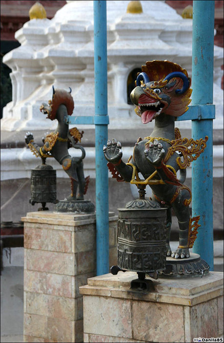 А во двориках ступы и изображения будд. Молитвенные барабаны, почему-то помятые. Патан (Лалитпур), Непал