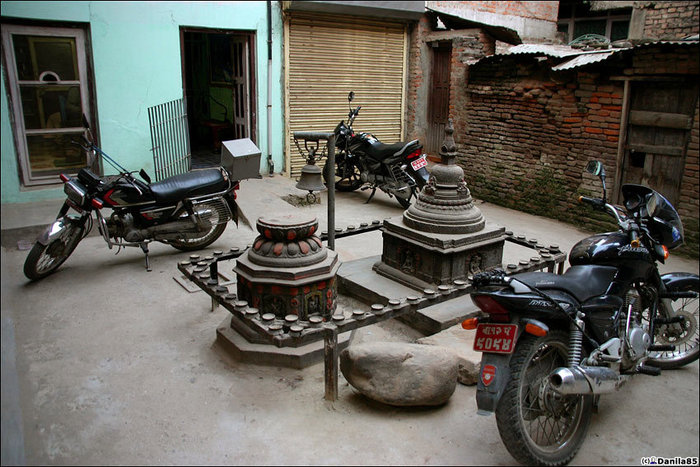 Домашние варианты ступ и алтарей. Патан (Лалитпур), Непал