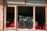 Окно школы, снимаю издали на максимальном фокусном расстоянии.