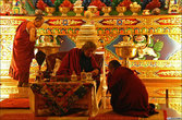 И уважаемый лама Тринлей Норбу Ринпоче, сын которого, тоже буддийский лама, снял в Бутане известный фильм Маги и странники (Travellers and Magicians).