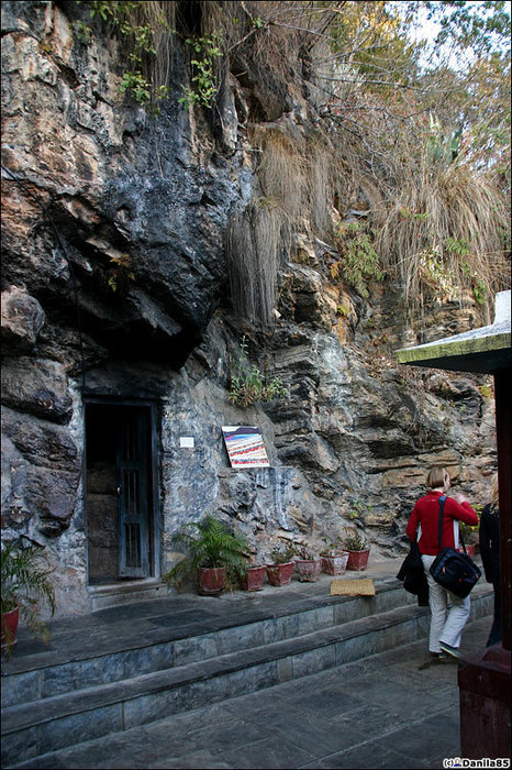 Пещера Гуру Ринпоче с отпечатком ладони и самопроявившейся Тарой. Зона Багмати, Непал