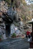 Пещера Гуру Ринпоче с отпечатком ладони и самопроявившейся Тарой.