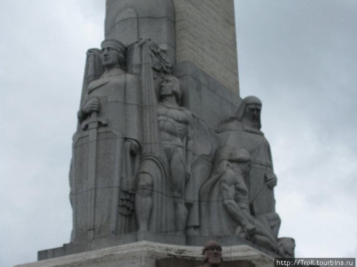 Один из элементов скульптуры памятника — верхний ярус, герои Рига, Латвия