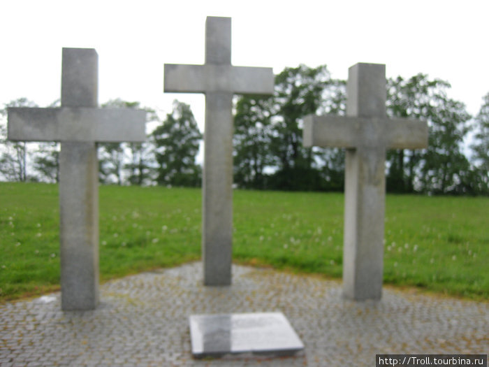 Эстонское самоновейшее дополнение — пристройка к мемориалу, призванная возвеличить эстонские полицейские подразделения и гитлеровские войска, воевавшие под Таллинном