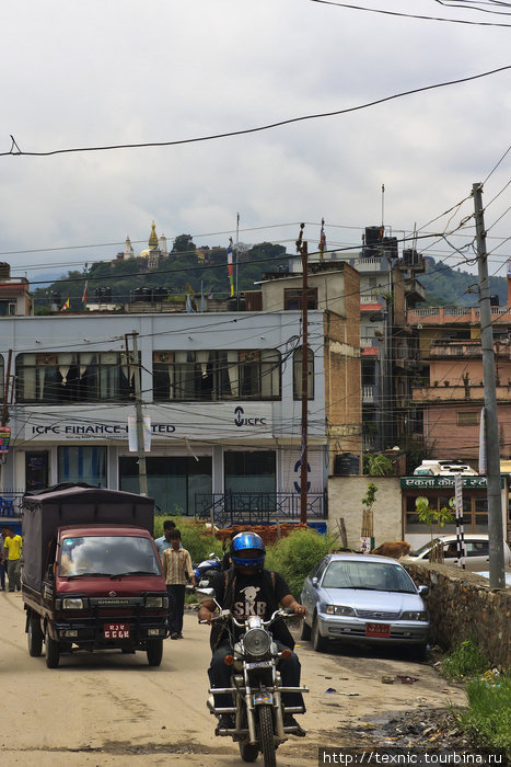 В первый день мы отправились в Monkey Temple. Как видно на фотографии выше, обезьяны там держат район Катманду, Непал