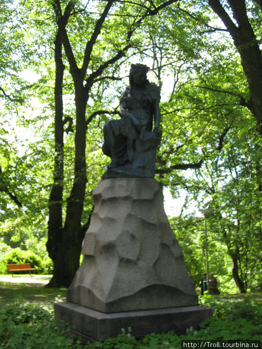 Памятник Линде / Skulptuur Linda