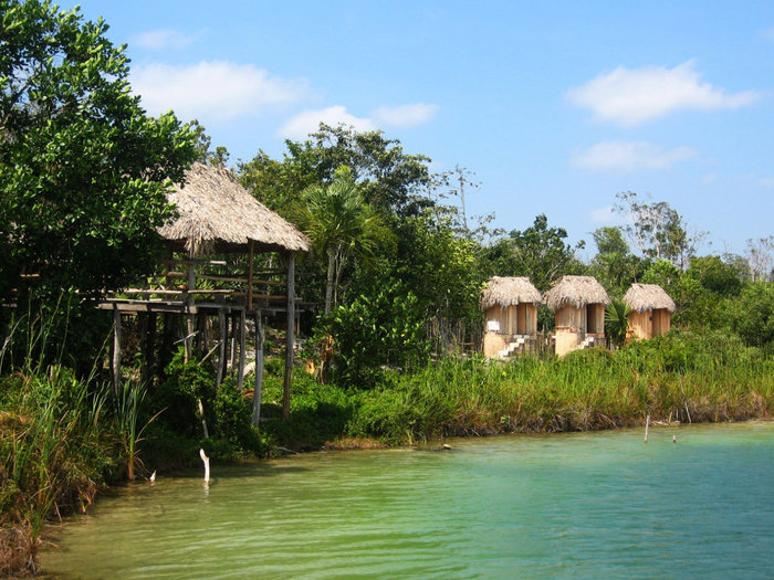 эти три замечательных домика справа — гм... туалеты в деревушке майя :) Мексика