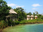 эти три замечательных домика справа — гм... туалеты в деревушке майя :)