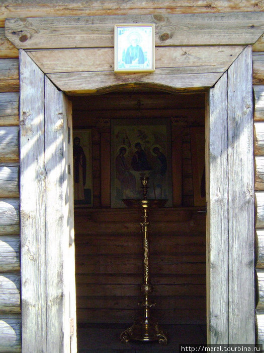 В часовне можно помолиться и поставить свечу перед образом Святой Троицы Ростов, Россия