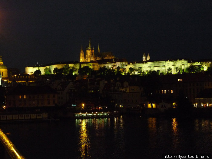 Вид на Пражкий Град ночью Чехия