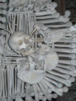 Герб рода Шварценбергов. Выложен из костей.
Город Кутная Гора. Костница.
Ворон выклёвывает глаз турку.