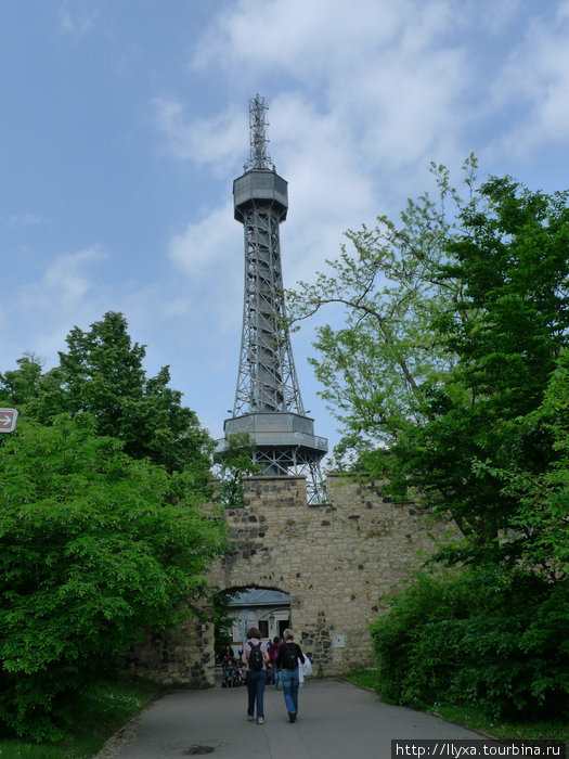 Башня на холме. Копия Эфилевой башни. Чехия