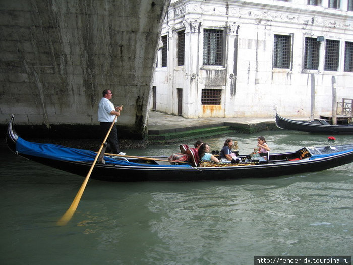 Каналы полны гондолами с туристами Венеция, Италия
