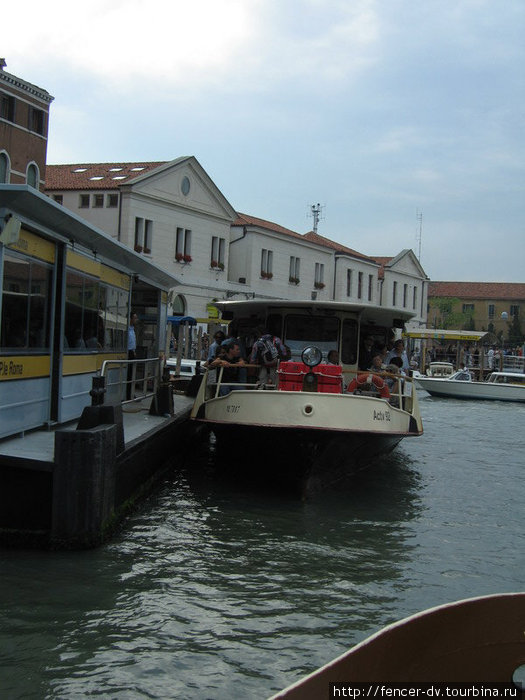Путешествие по воде на таком кораблике обойдется совсем недорого Венеция, Италия