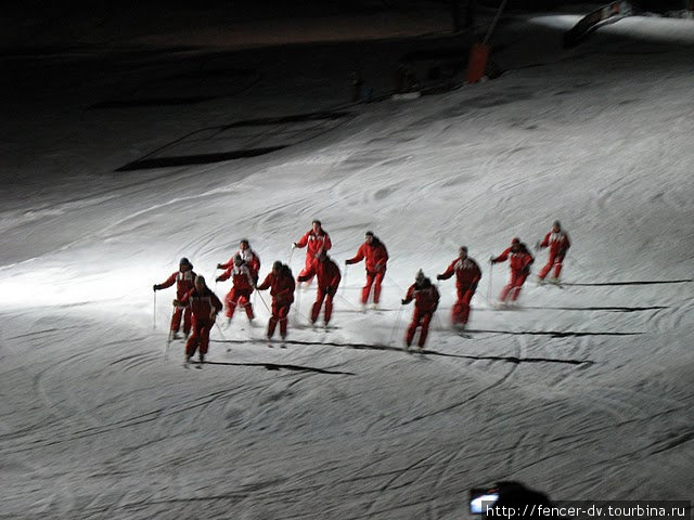 Вечерами инструкторы лыжных школ устраивают показательные представления.