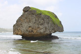 Камень торчащий из воды, волны подточили так, что теперь он похож на голову человека
