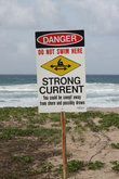 Перед тем, как пойти на пляж, почитайте на предупреждающих табличках, можно ли здесь купаться...