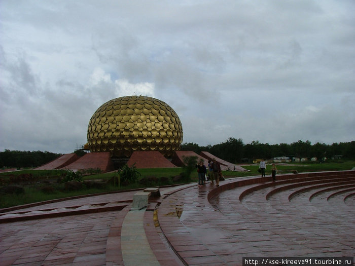 Необыкновенной красоты строение...! и сделано из золота! ну не  из цельных кусков конечно же=))) Ченнаи, Индия
