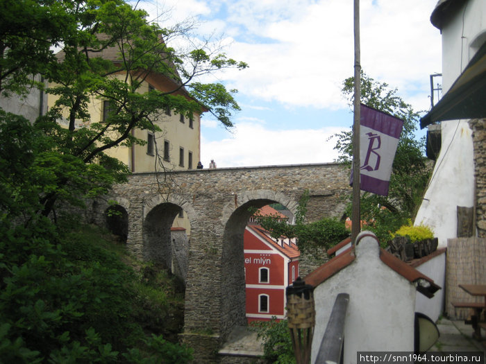 вид с террасы на вход в старый город Чешский Крумлов, Чехия