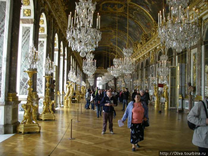 Знаменитая зеркальная зала Версаля... без людей поймать кадр практически невозможно Париж, Франция