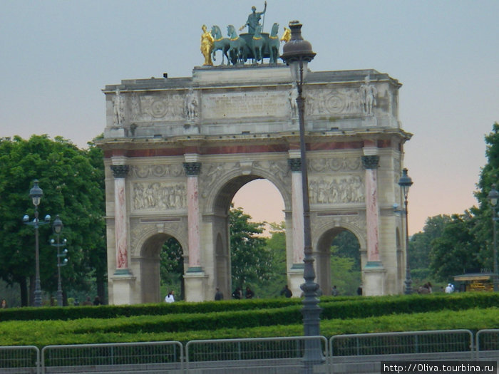 Арка на площади Карусель Париж, Франция