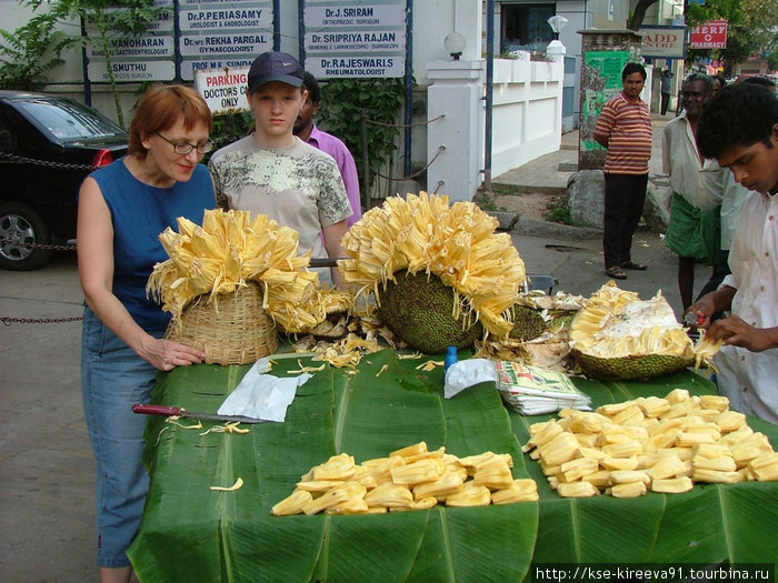 аааа это джек фрут. ужасно омерзительная штука на первый взгляд и вкус=))) но такое ощушение, что от нее возникает какая-то наркотическая зависимость. хочется ест эту гадость опять и опять=) Ченнаи, Индия